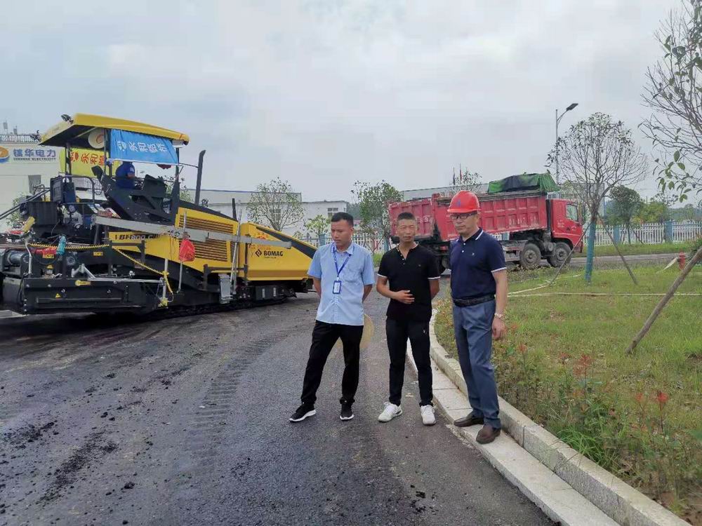 建設精品工程，鑄就行業(yè)名片，集團董事長孔德穩(wěn)蒞臨舜宇光學路面工程檢查指導工作