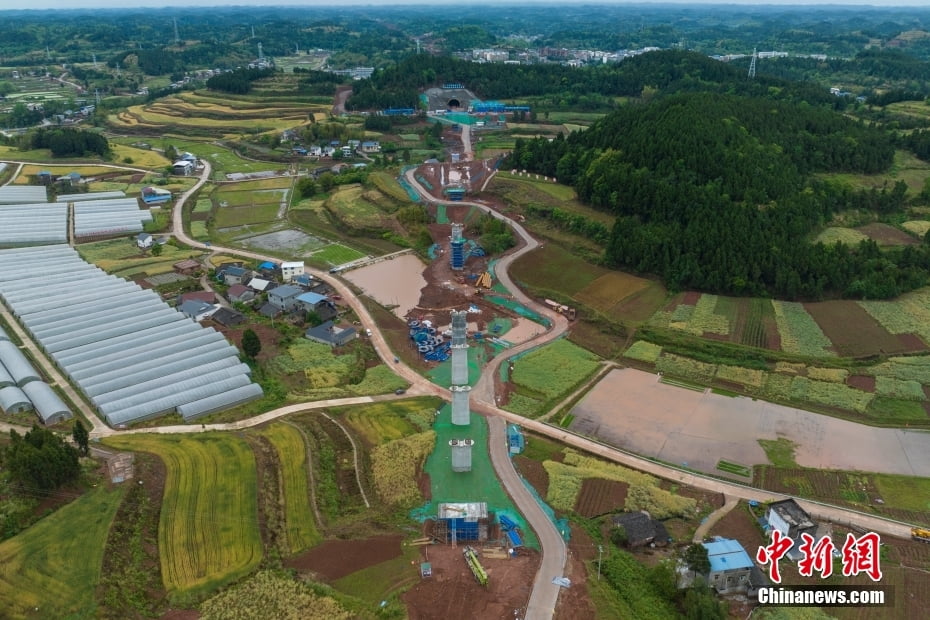 四川成都經(jīng)達(dá)州至重慶萬(wàn)州高鐵首座隧道順利貫通