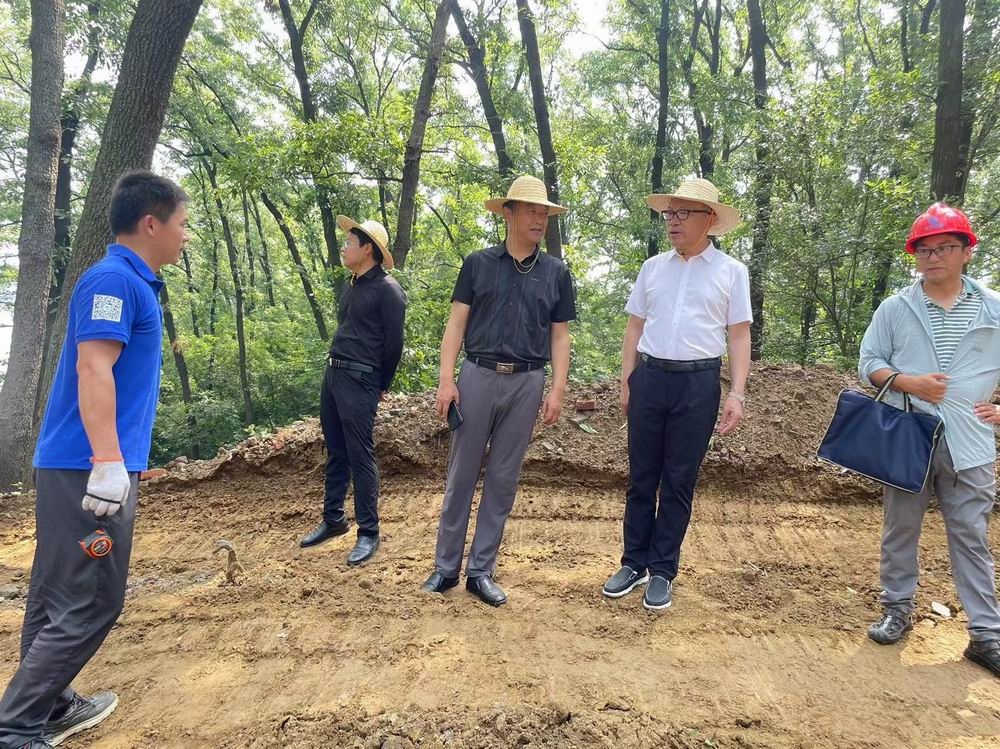 炎炎夏日丨集團公司董事長孔德穩(wěn)深入南灣湖鳥島項目檢查指導(dǎo)工作